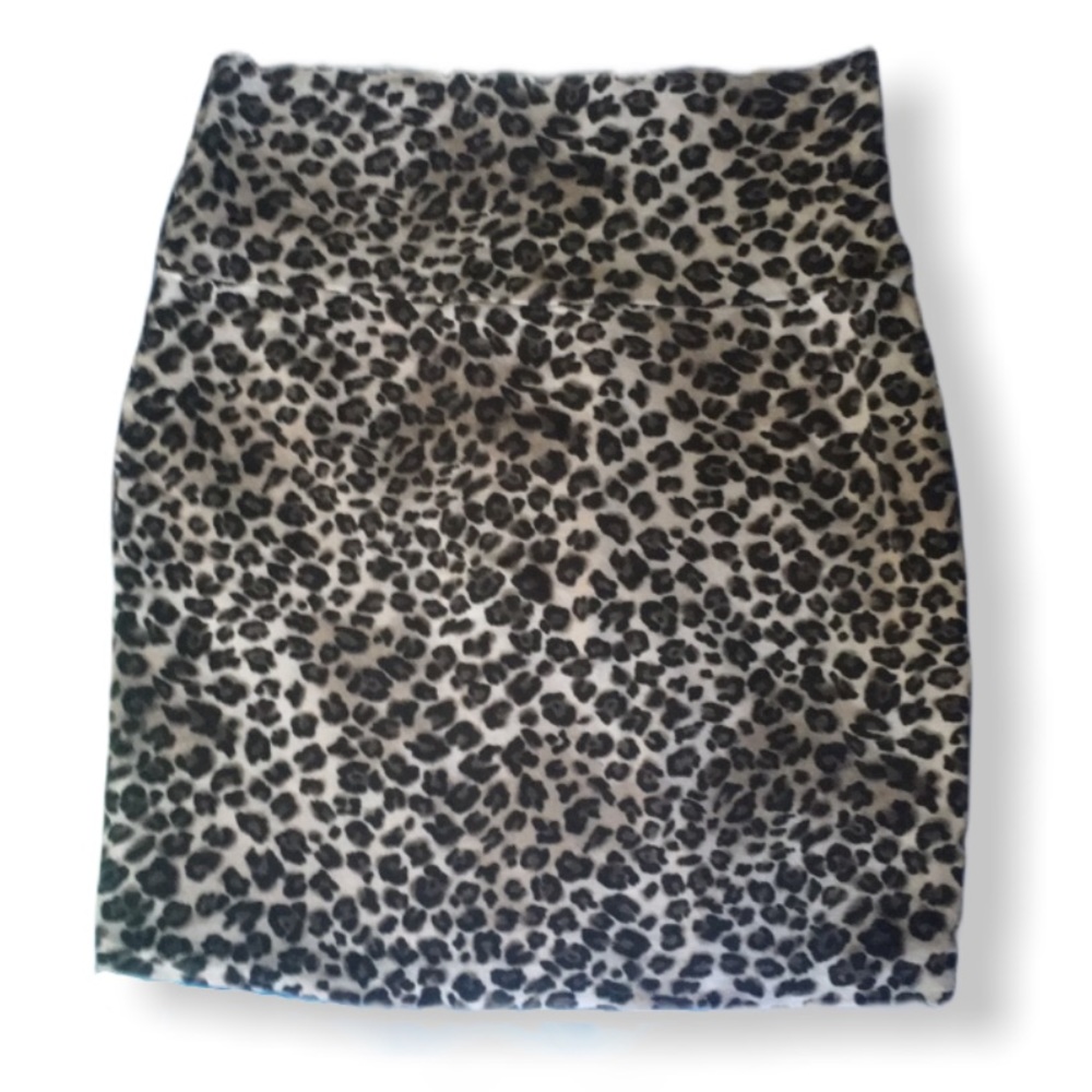 Grey leopard print mini skirt! 🐆